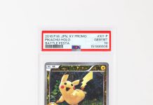 𝙅𝙐𝙎𝙏 𝙂𝙍𝘼𝘿𝙀𝘿 💎 The grass is greener here with Mitsuhiro Arita’s signature printed in English—a rare sight! Along with Mew, this Arita-illustrated reverse-holo Pikachu was awarded to players who accumulated 12 Play Points from various events during Pokémon’s 20th… pic.